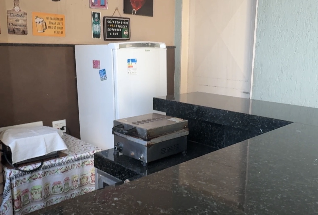 Cozinha com máquina de crepes