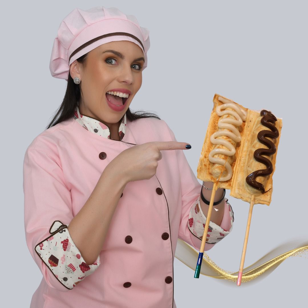 Pri Silva apresentando os crepes no palito